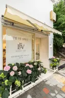 유럽풍 어닝이 매력적인 디저트카페 파사드